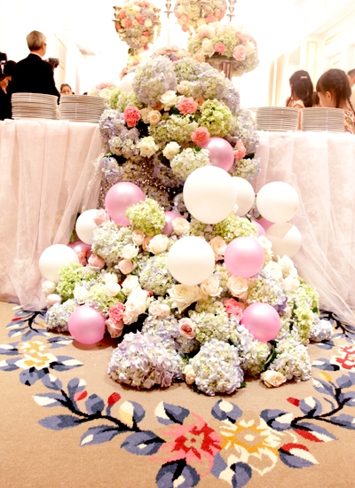 
Không gian tiệc cưới được trang trí bắt mắt với hoa, bóng bay và bánh. - Tin sao Viet - Tin tuc sao Viet - Scandal sao Viet - Tin tuc cua Sao - Tin cua Sao