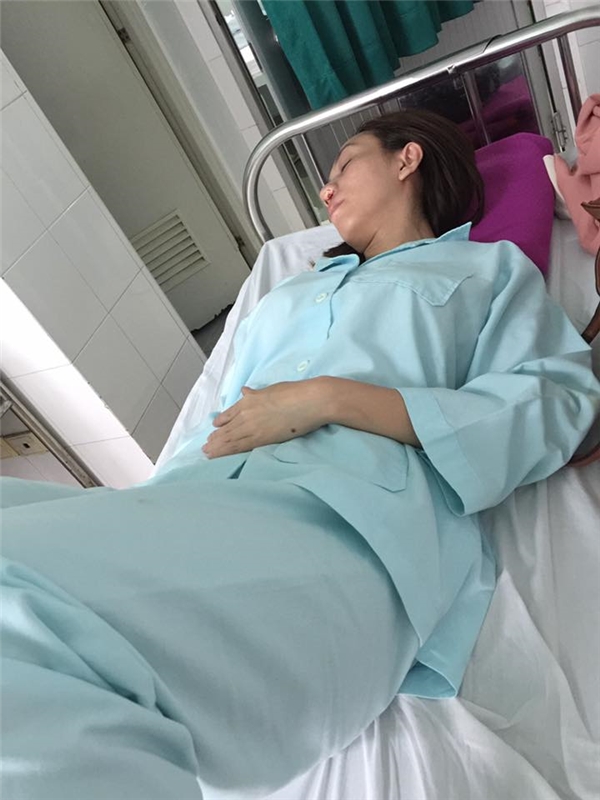 
Hình ảnh Thu Trang nhập viện cấp cứu với chiếc mũi bê bết máu khiến khán giả lo lắng.  - Tin sao Viet - Tin tuc sao Viet - Scandal sao Viet - Tin tuc cua Sao - Tin cua Sao