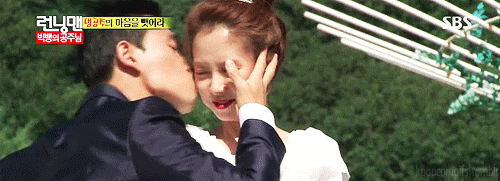 
Trong lúc nhảy nhót giành trái tim của “công chúa” Song Ji Hyo, Gary đã tiến đến trao cho cô “nụ hôn bất ngờ”.
