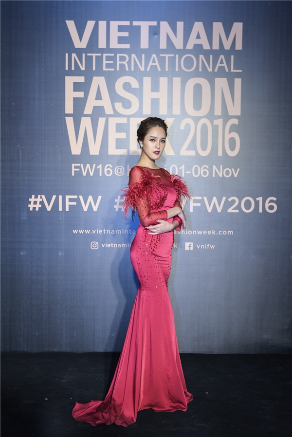 Á hậu Hoàng Anh chọn chiếc váy đuôi cá đỏ nổi “bần bật” đính kết cầu kì của nhà thiết kế Xuân Lê.