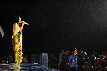 
Tuy nhiên vì không thể thay đổi được tình thế nên Cẩm Ly đã quyết định hát trong mưa dưới sự cổ vũ của khán giả Cần Thơ. - Tin sao Viet - Tin tuc sao Viet - Scandal sao Viet - Tin tuc cua Sao - Tin cua Sao