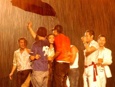 
Vẫn tiếp tục hát trong mưa, nhưng Chanh’s Show 2006 của Phương Thanh buộc phải dừng lại để đảm bảo sự an toàn cho khán giả và ê-kíp thực hiên chương trình. - Tin sao Viet - Tin tuc sao Viet - Scandal sao Viet - Tin tuc cua Sao - Tin cua Sao