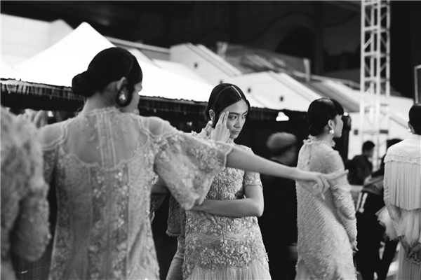 
Show diễn của Vietnam International Fashion Week Thu Đông 2016 bắt đầu từ 19h00 thế nhưng ekip và các người mẫu phải thức dậy từ 5h sáng để chuẩn bị.