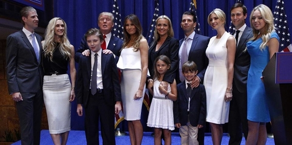 
Donald Trump, Ivanka cùng gia đình.