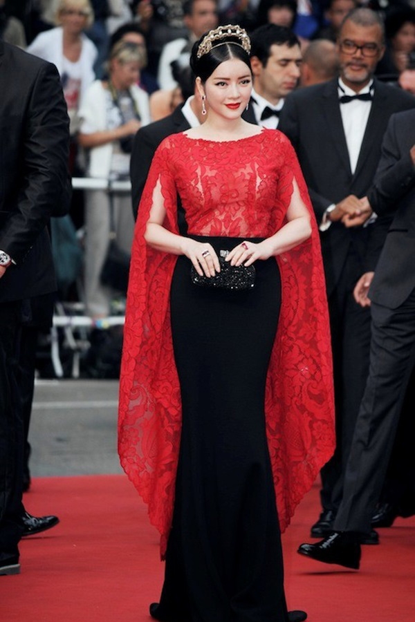 
Tại Cannes 2015, sắc đỏ lại được kết hợp cùng tông đen sang trọng giúp Lý Nhã Kỳ tỏa sáng. Thời điểm đó, phom váy tay cape được xem là xu hướng chủ đạo của làng mốt thế giới. Vẻ ngoài của nữ diễn viên Gió nghịch mùa càng trở nên ấn tượng hơn với chiếc cài tóc được chạm trổ tinh xảo.