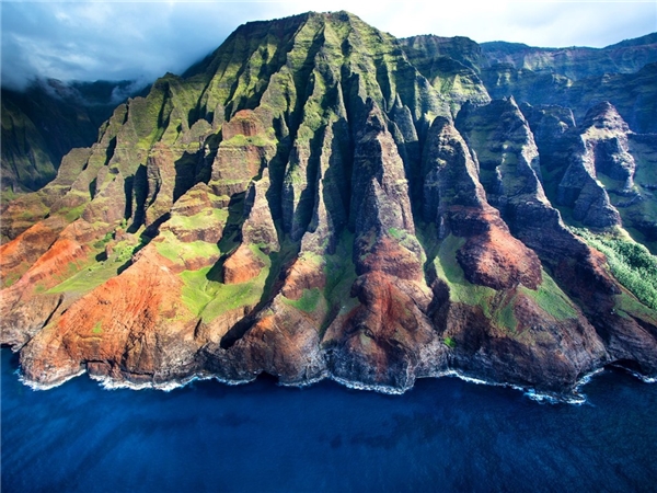 Công viên bờ biển Na Pali, bang Hawaii, với đường bờ biển kéo dài hơn 27 km. Đây được đánh giá vô cùng ngoạn mục với những ngọn núi xanh soi bóng nước. Ảnh: Getty. 