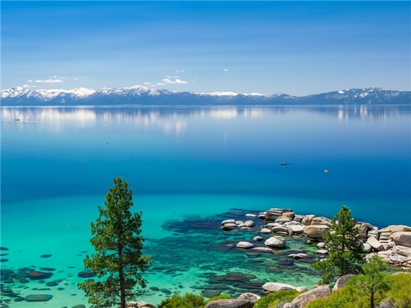 Hồ Tahoe, California và Nevada mang lại cảm giác trong lành và mát mẻ. Ảnh: Getty. 