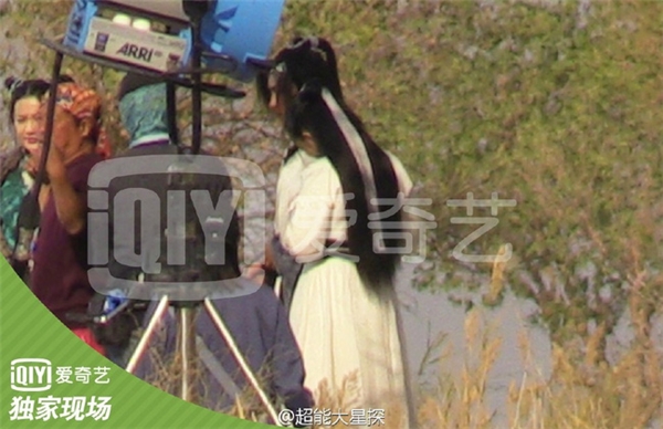 
Phong Hành tiết lộ, trong quá trình tham gia đóng cặp, Lưu Khải Uy và Vương Âu bị bắt gặp có nhiều cử chỉ thân mật trên phim trường.
