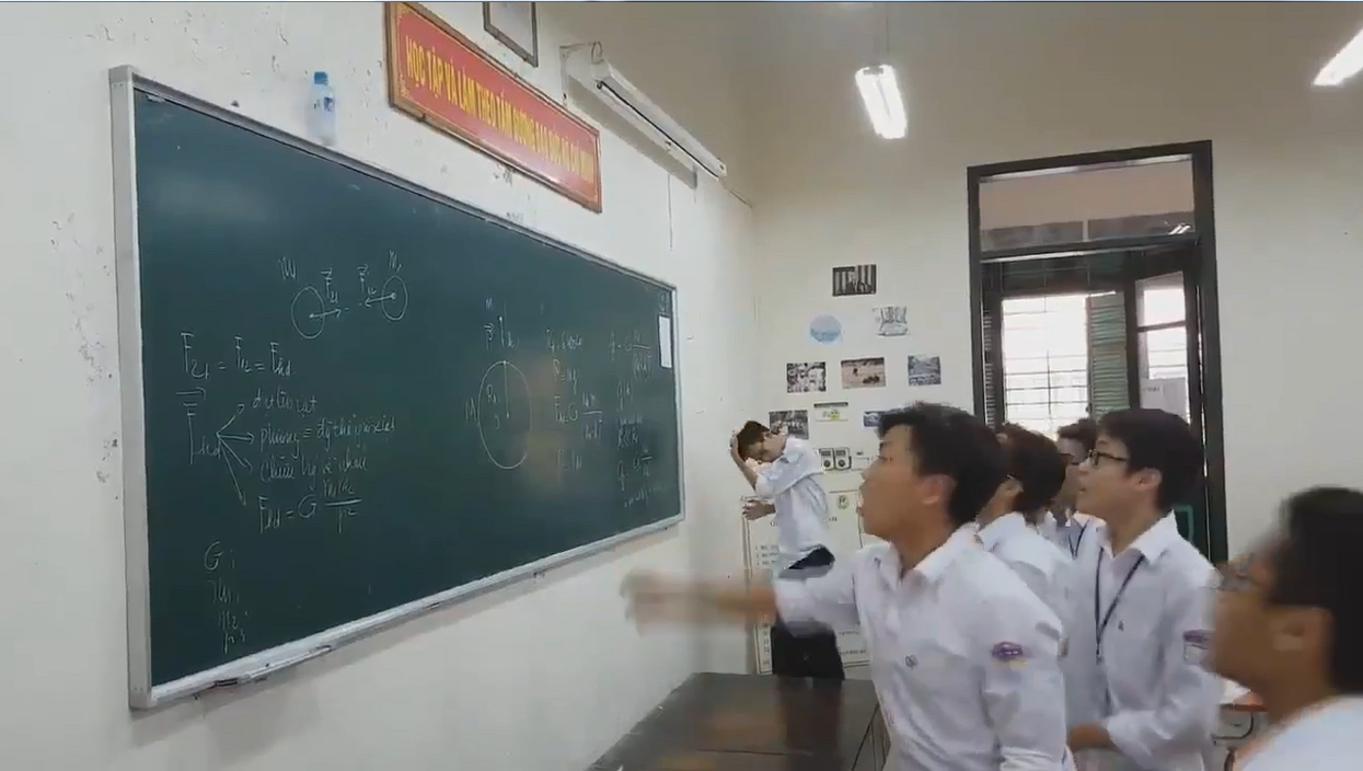 
Các bạn học sinh Việt thi nhau ném chai nước trong giờ chơi. (Ảnh cắt từ clip)