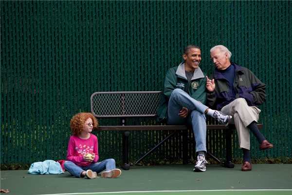 
Tổng thống Obama và Phó tổng thống Joe Biden theo dõi trận đấu tenis tại trang trại David vào tháng 10/2010.