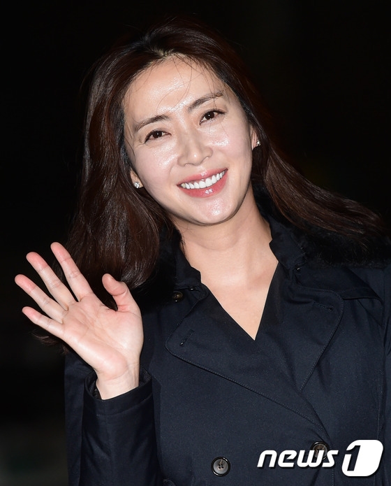
“Mẹ kế” Song Yoon Ah ngoài đời còn trẻ trung hơn trong phim rất nhiều. Thật khó tin năm nay nữ diễn viên đã bước sang tuổi 43.