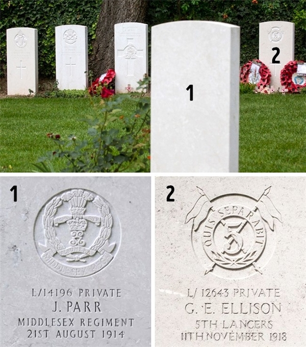 
Ảnh chụp mộ phần của hai người lính Anh hi sinh đầu tiên và cuối cùng trong Thế chiến thứ nhất. Tại nghĩa trang, mộ phần của họ nằm đối diện quay mặt vào nhau với khoảng cách 6 mét. Sự bố trí này là ngẫu nhiên, hoàn toàn không phải do tính toán có chủ ý.