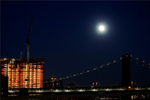 
Siêu trăng phía trên cầu Manhattan tại New York đêm 13/11. (Ảnh: Reuters)