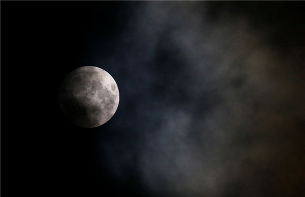 
Trăng rằm trên bầu trời thủ đô Vienna của Áo. Sau ngày 14/11, siêu trăng thứ 3 trong năm nay sẽ xuất hiện vào ngày 14/12 nhưng không to và sáng bằng. (Ảnh: Reuters)