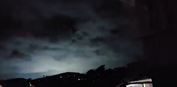 Ánh sáng xanh bí ẩn “xé rách” màn đêm trong cơn động đất ở New Zealand