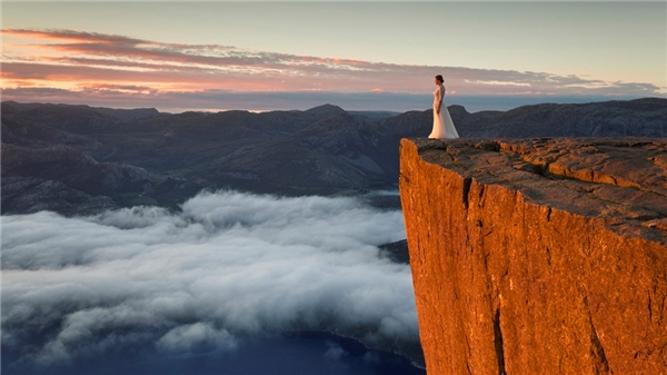 Nhiếp ảnh gia Karol Nienartowicz cùng vợ mới cưới đi tuần trăng mật dài 45 ngày để chụp ảnh cưới. 