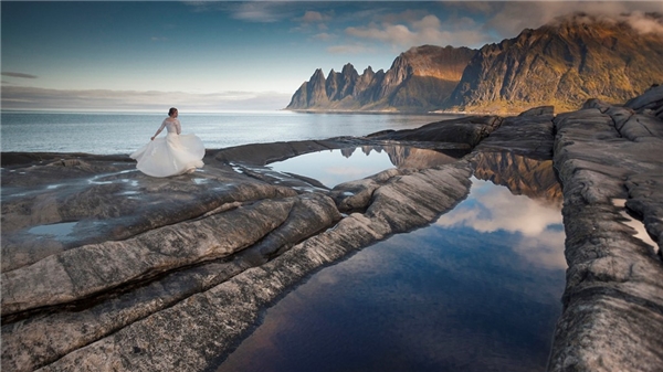 ​Cô dâu tạo dáng bên bờ biển trong bộ váy cưới tinh khôi.  