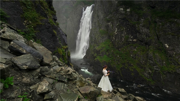 ​Cô dâu tạo dáng bên thác nước như một bức tranh.  