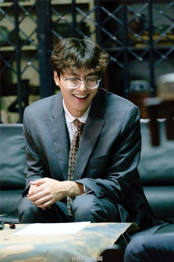 Hết cool ngầu, Lee Min Ho lại hóa thành chàng “mọt sách” ngờ nghệch
