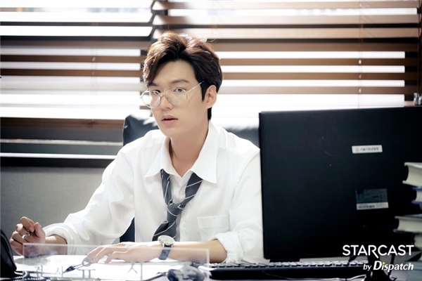 Hết cool ngầu, Lee Min Ho lại hóa thành chàng “mọt sách” ngờ nghệch