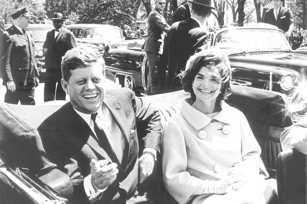 
Tấm ảnh được chụp chỉ vài phút trước khi John F. Kennedy bị ám sát.