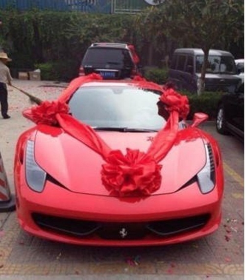 Chiếc Ferrari đắt tiền này cũng là thứ nhà gái mang sang nhà trai.
