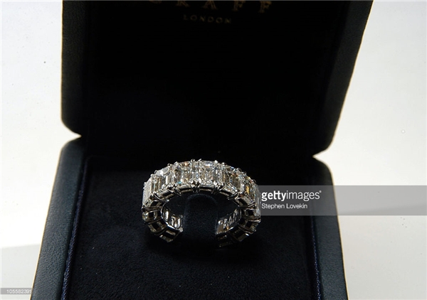 
Chiếc nhẫn cưới bằng bạch kim nạm kim cương 13 cara Donald Trump đặt riêng cho vợ mình.