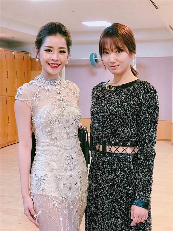
Nữ diễn viên có cơ hội được gặp Park Shin Hye trong hậu trường. Chi Pu tỏ ra không hề kém cạnh ngôi sao hàng đầu xứ sở kim chi. Được biết, trang phục của Chi Pu do nhà thiết kế Đỗ Long thực hiện.