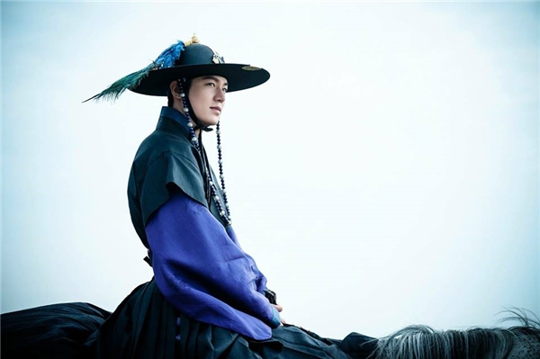 Muôn kiểu tạo hình của Lee Min Ho trong Huyền thoại biển xanh