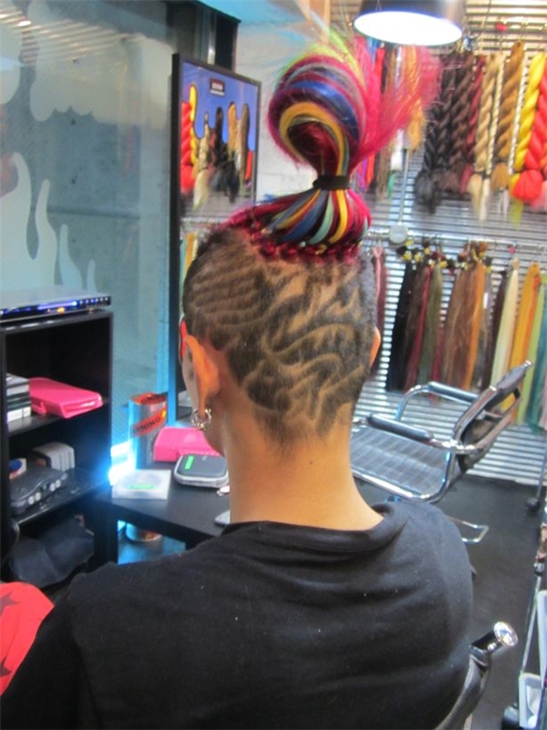 
Quả đầu “7 sắc cầu vồng” với phần tóc trên da đầu được cạo sát thành các hoa văn phức tạp, trông giống một hình xăm kín đầu được bao phủ bằng tóc thật.