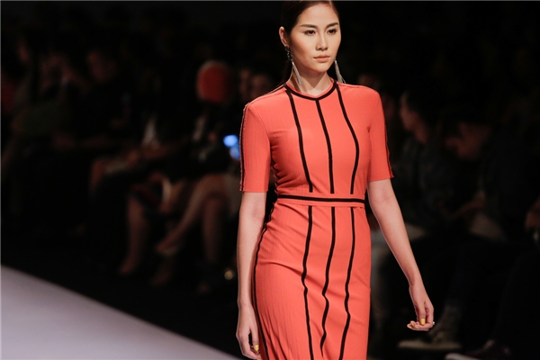 
Nói riêng về bộ sưu tập Modern girl boss của nhà thiết kế Phi Phạm, vẫn với những thiết kế mang tính tiên phong và đậm chất nghệ sĩ, anh đã giới thiệu nhiều mẫu trang phục mới nhất dành cho người phụ nữ hiện đại.