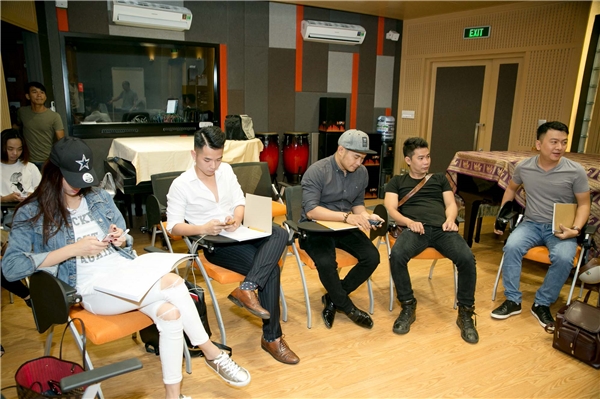 
Buổi luyện tập còn có sự tham gia của MTV Band, Á quân Nhân tố bí ẩn 2016 - Trương Kiều Diễm. Họ được huấn luyện viên - nhạc sĩ Đức Trí hỗ trợ cho phần trình diễn trong vòng thi sắp tới.