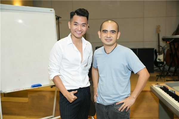 
Phạm Hồng Phước chụp ảnh cùng nhạc sĩ Đức Trí