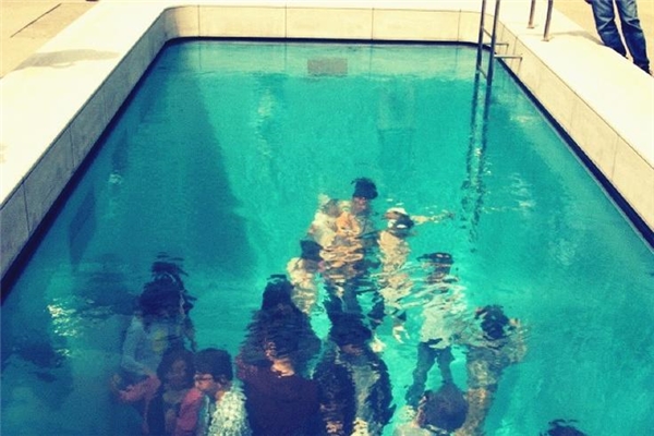 
Ở phía trên bể bơi bạn sẽ ngạc nhiên khi thấy những người ở dưới bể bơi đang đi lại bình thường. (Ảnh: internet)