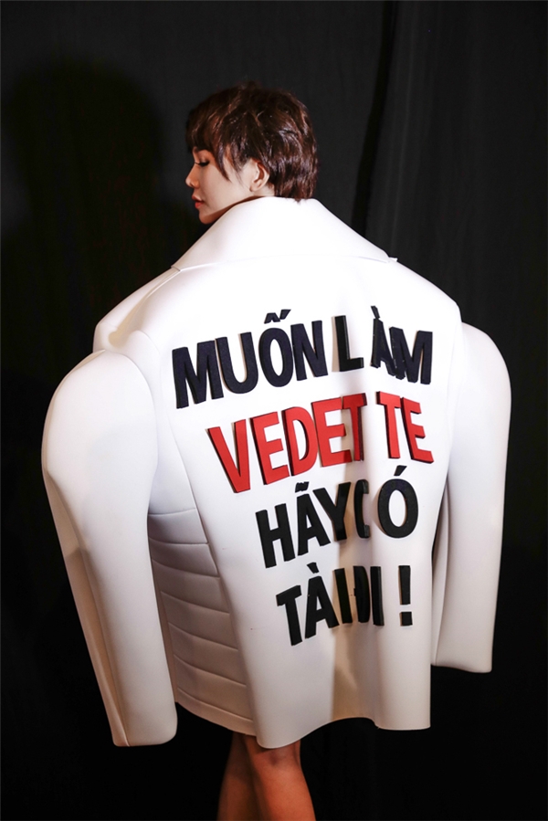 
Xuất hiện làm vị trí vedette trong show diễn thời trang vào tối qua (17/11), Thanh Hằng khiến mọi người bất ngờ với chiếc áo khoác có slogan đầy ẩn ý của NTK Hà Nhật Tiến “Muốn làm vedette hãy có tài đi”.