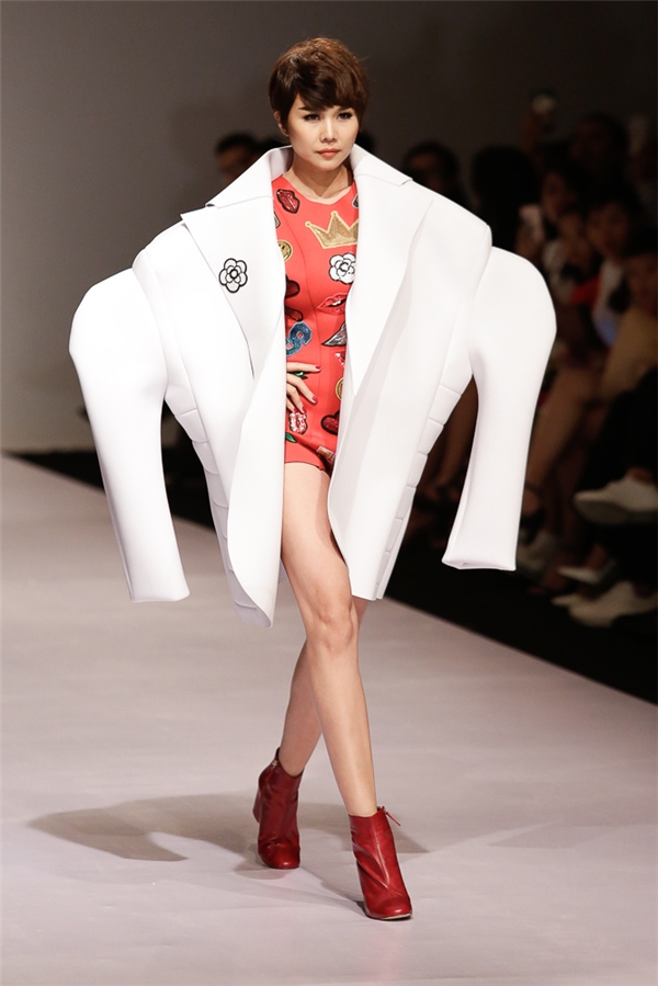 
Slogan khiến nhiều người mẫu phải giật mình, bởi suốt hơn 10 năm qua không phải ai cũng giữ được vị trí và độ hot như siêu mẫu Thanh Hằng.