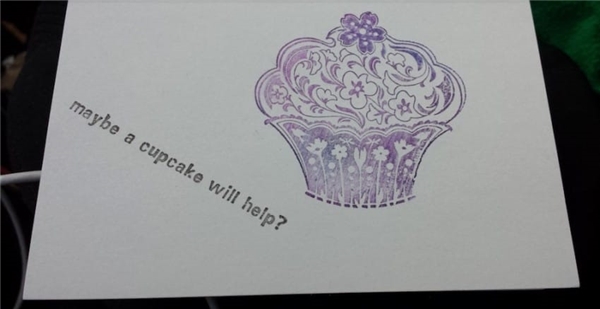 Tấm thiệp ngộ nghĩnh với lời nhắn "Có lẽ chiếc cupcake này sẽ giúp được anh?" cùng sự chân thành tới từ đôi vợ chồng.  Sau hôm đó, anh bỗng nhận được một tấm thiệp có hình một chiế