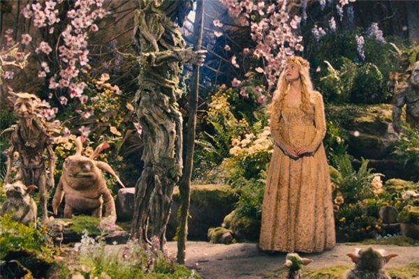 
Không quá cầu kì, hoành tráng nhưng trang phục của công chúa Aurora trong phim Maleficent (Tiên hắc ám) cũng tạo nên những dư vị cảm xúc mới lạ trong lòng khán giả.