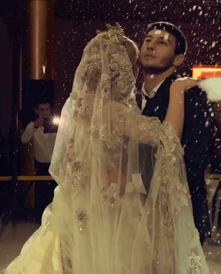 Người xem đã không khỏi xuýt xoa trước chiếc váy cưới vô cùng tinh xảo, lộng lẫy của cô dâu.