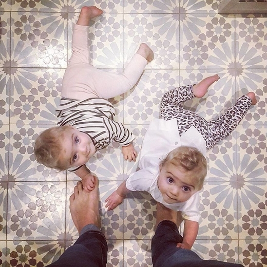 
Cảm giác thật ngọt ngào khi các cô con gái luôn vây quanh chân bố phải không nào?