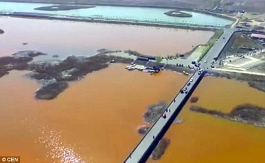 
Tháng 7/2014, một con sông gần làng Xinmeuzhou, tỉnh Chiết Giang, đã chuyển sang màu đỏ chỉ trong vài phút. Tất cả vỏ chai, rác thải trên sông khi đó đều bốc mùi lạ khiến người dân vô cùng hoảng hốt.