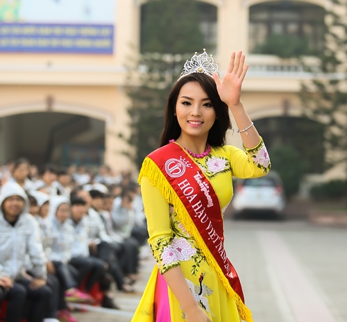 Mỹ nhân Việt duyên dáng với áo dài ngày về thăm trường