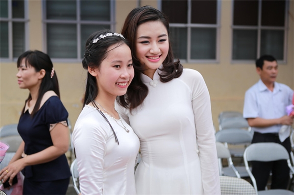 
Hoa hậu Bản sắc Việt Toàn cầu 2016 Thu Ngân ngọt ngào trong buổi về trường vào dịp khai giảng vừa qua.