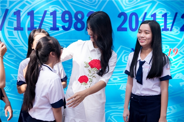 Nữ diễn viên Kim Tuyến bồi hồi về thăm trường cũ - Tin sao Viet - Tin tuc sao Viet - Scandal sao Viet - Tin tuc cua Sao - Tin cua Sao