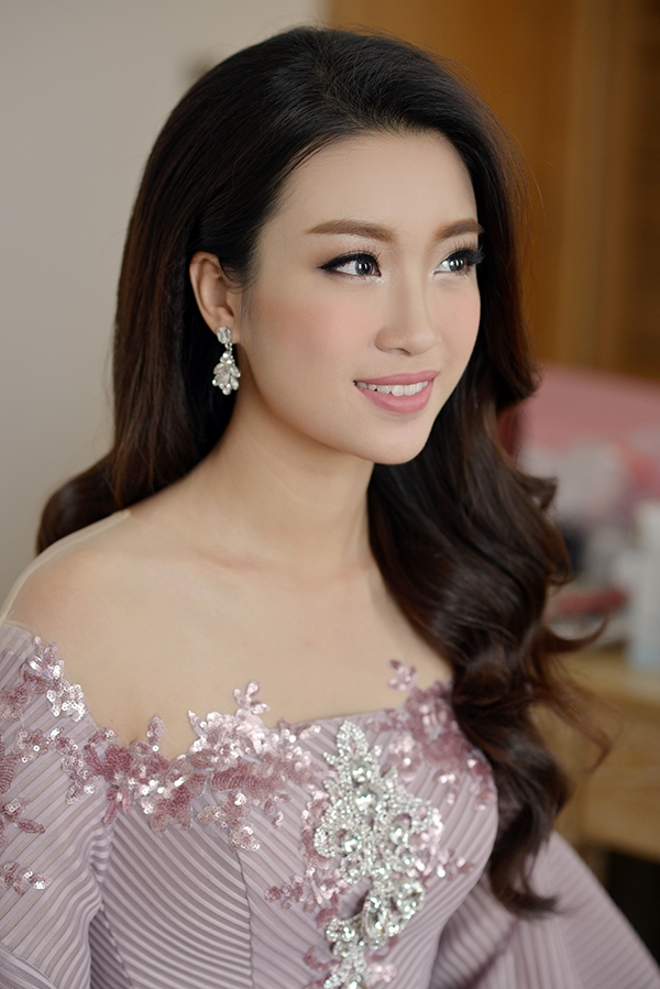 Hoa hậu Đỗ Mỹ Linh tất bật chạy show ngày cuối tuần