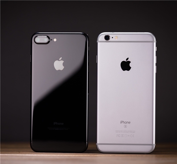 
Apple cố tình giới hạn hiệu năng của iPhone 7 và 7 Plus. (Ảnh: internet)