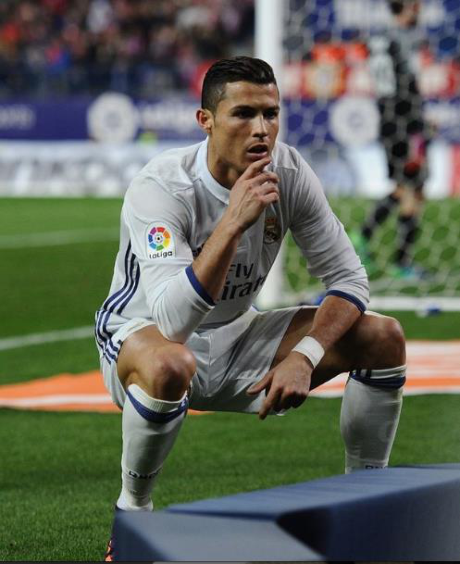 
Ronaldo với kiểu ăn mừng bất động sau khi nâng tỉ số 2-0 cho Real Madrid trước Atletico. (Ảnh: internet)