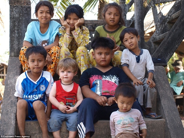 
Alfred lúc này chỉ mới 16 tháng tuổi chụp ảnh chung với những đứa trẻ bản xứ người Campuchia.