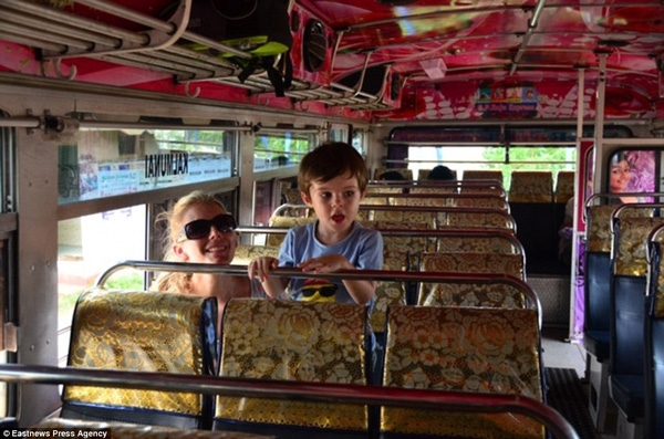 
Cậu bé di chuyển trên phương tiện công cộng tại Sri Lanka.