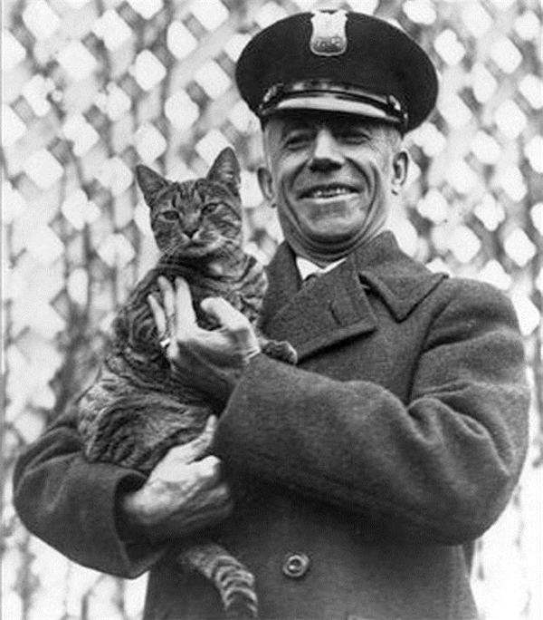 
Tổng thống Calvin Coolidge và mèo cưng Tiger.